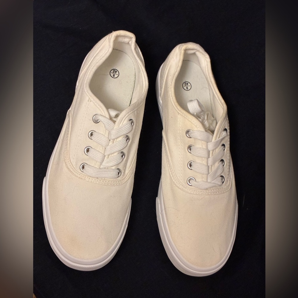New Minimalist Off-White Canvas Low-Top Sneakers